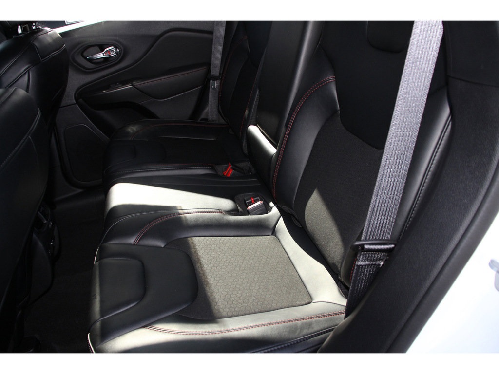 Vehicle image 21 of 33