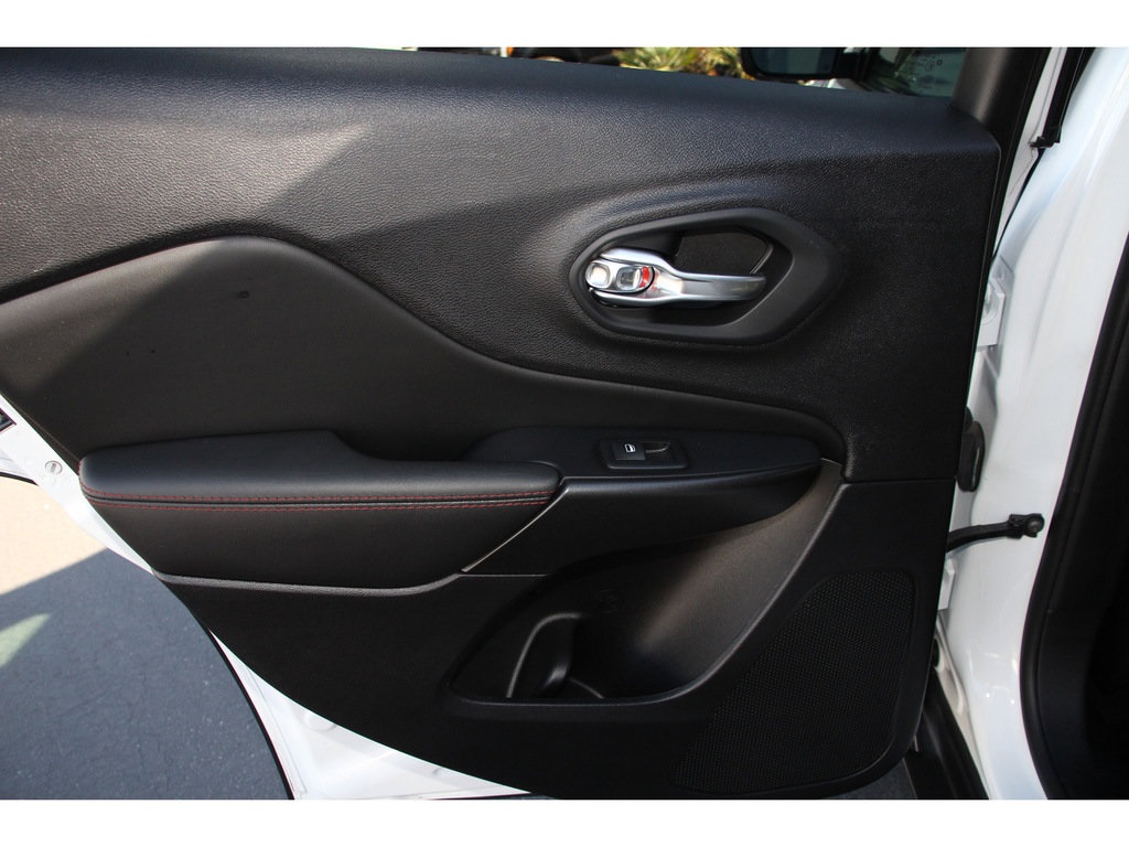Vehicle image 19 of 33