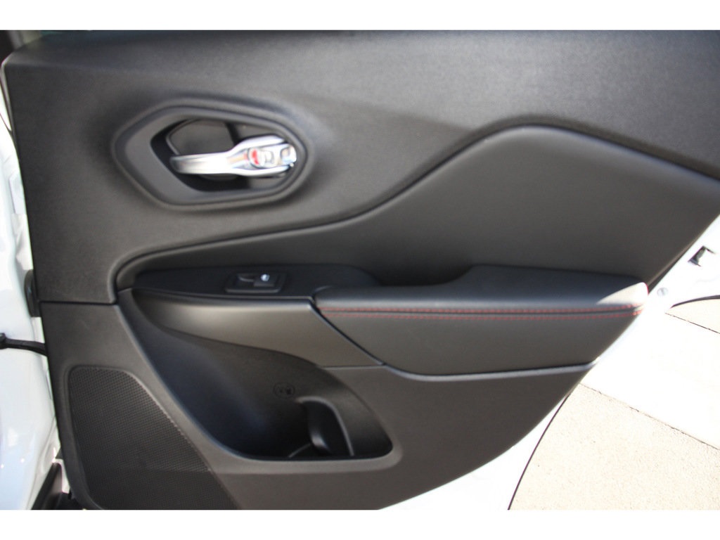 Vehicle image 26 of 33