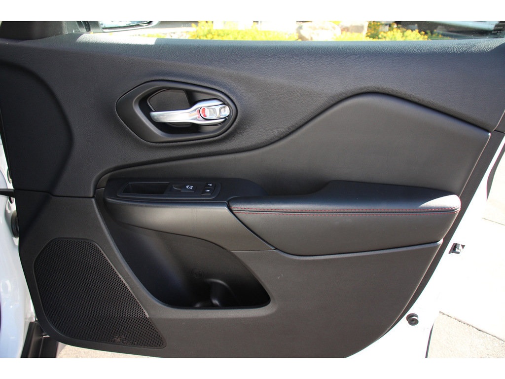 Vehicle image 28 of 33