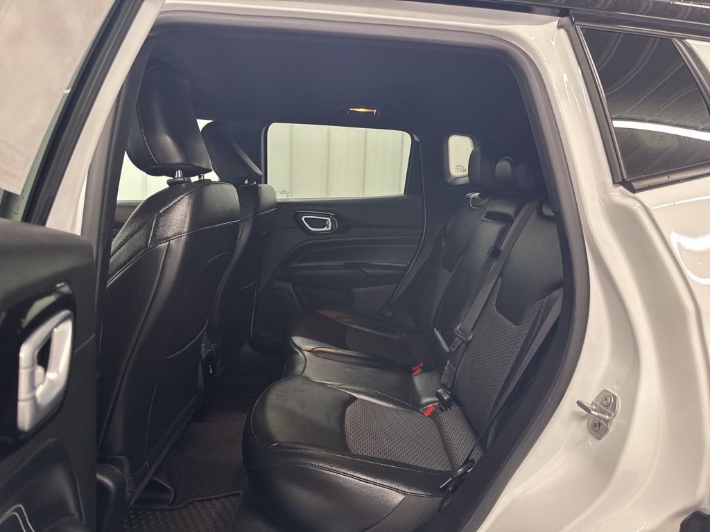 Vehicle image 17 of 21
