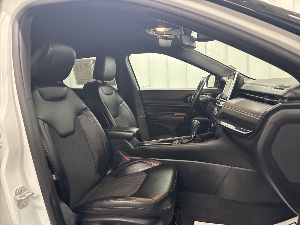 Vehicle image 19 of 21