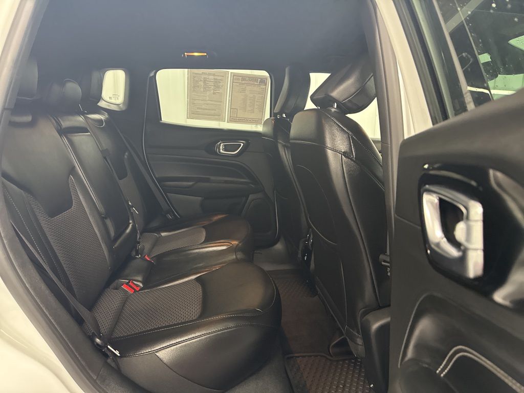 Vehicle image 18 of 21