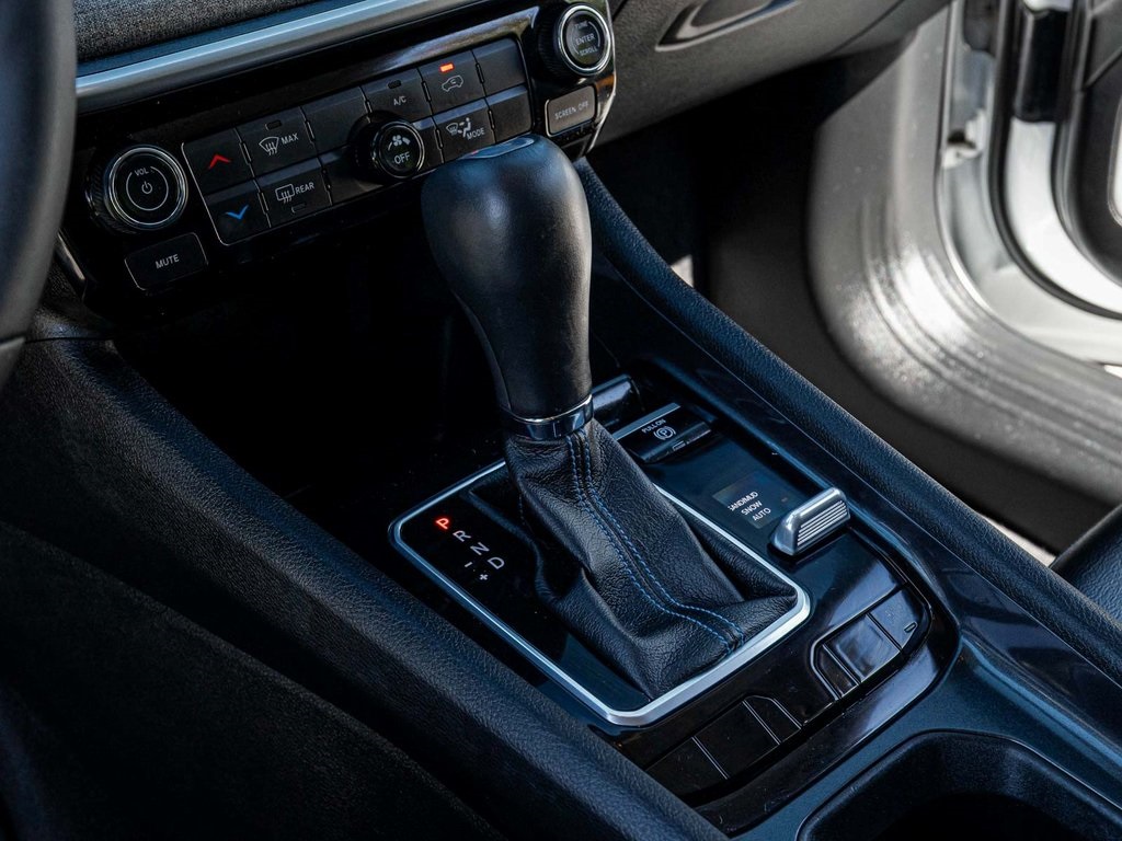 Vehicle image 26 of 40