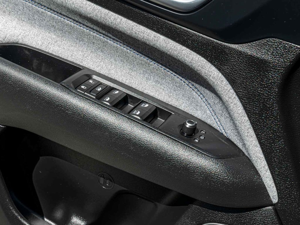 Vehicle image 11 of 40