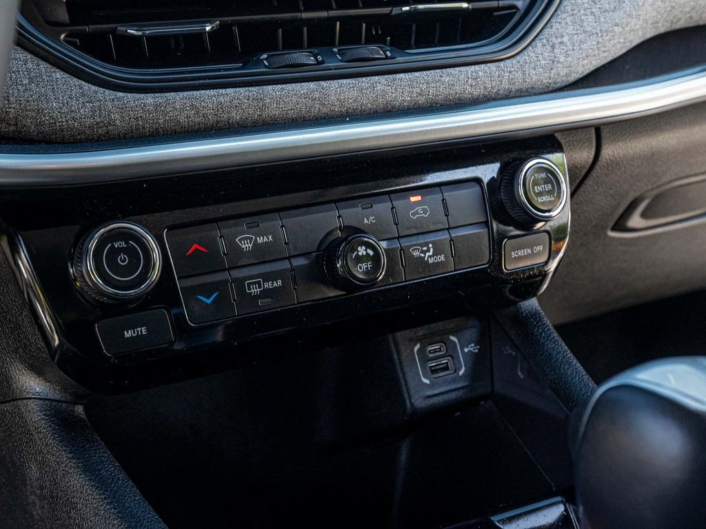 Vehicle image 22 of 40