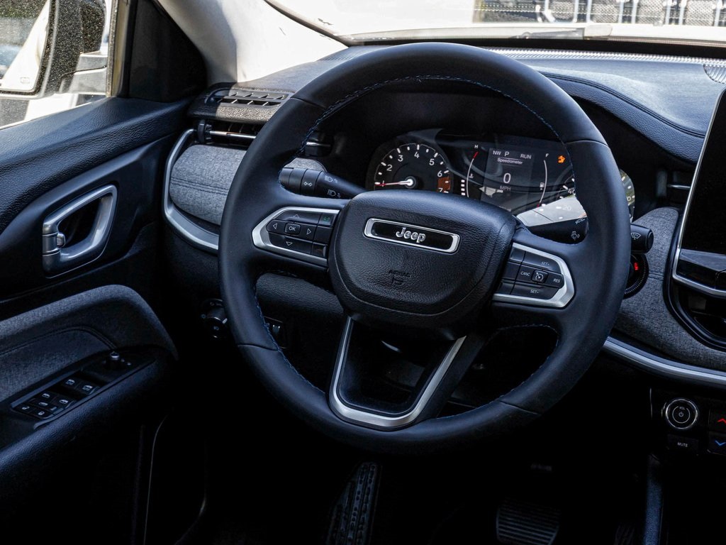 Vehicle image 25 of 40