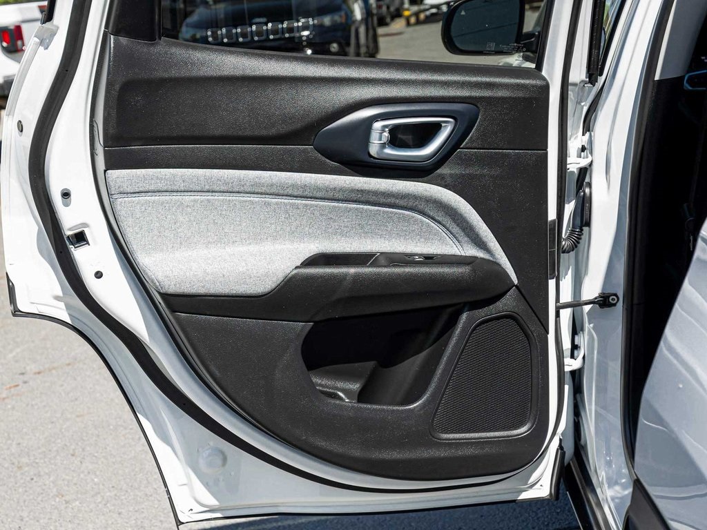 Vehicle image 14 of 40