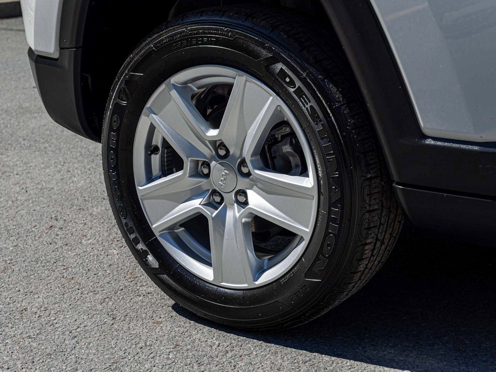 Vehicle image 10 of 40