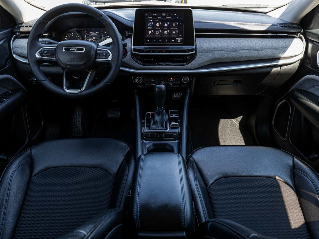 Vehicle image 33 of 40
