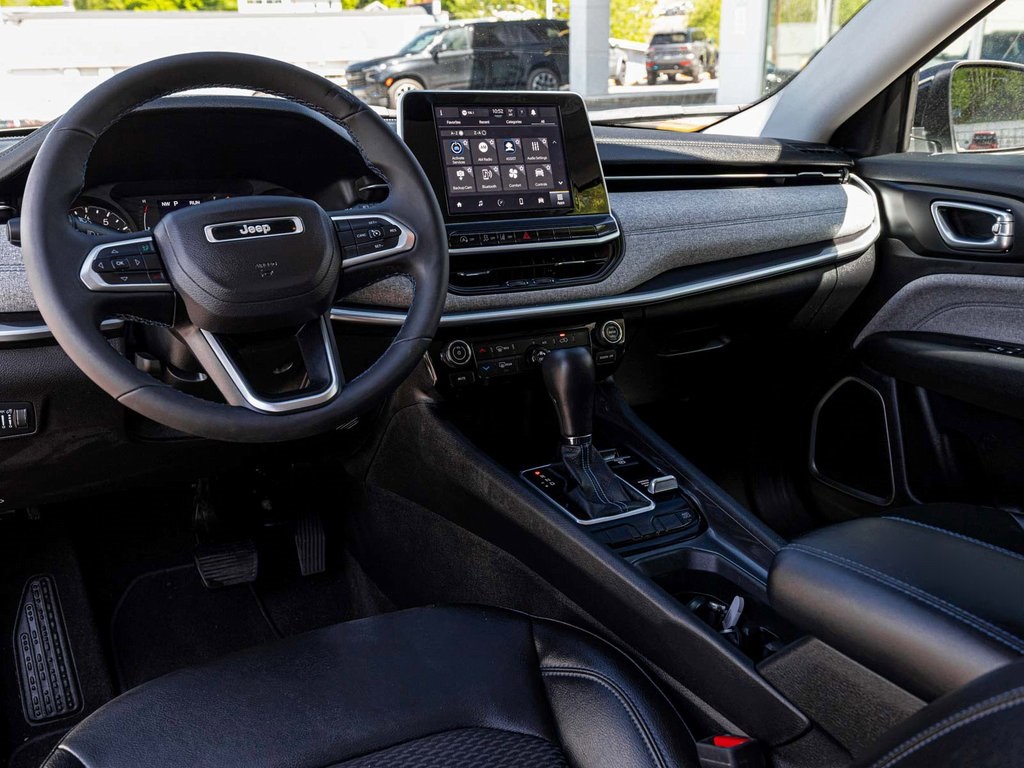Vehicle image 17 of 40