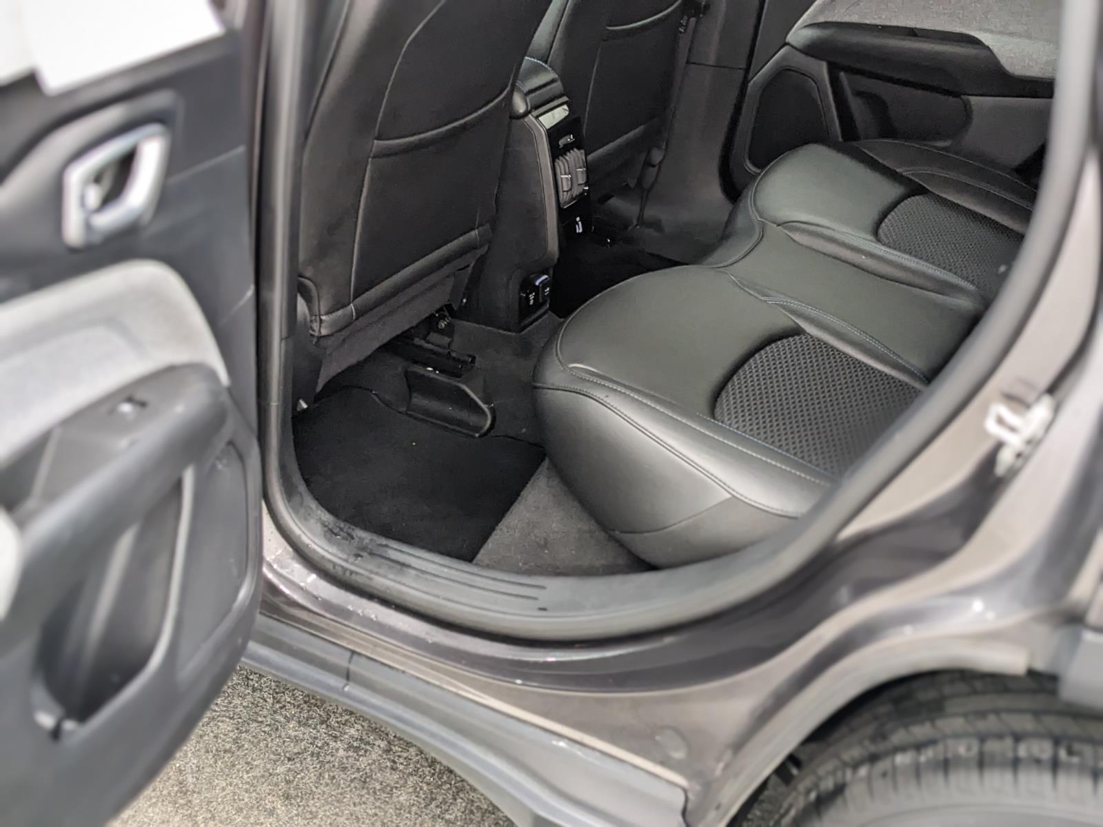 Vehicle image 22 of 31