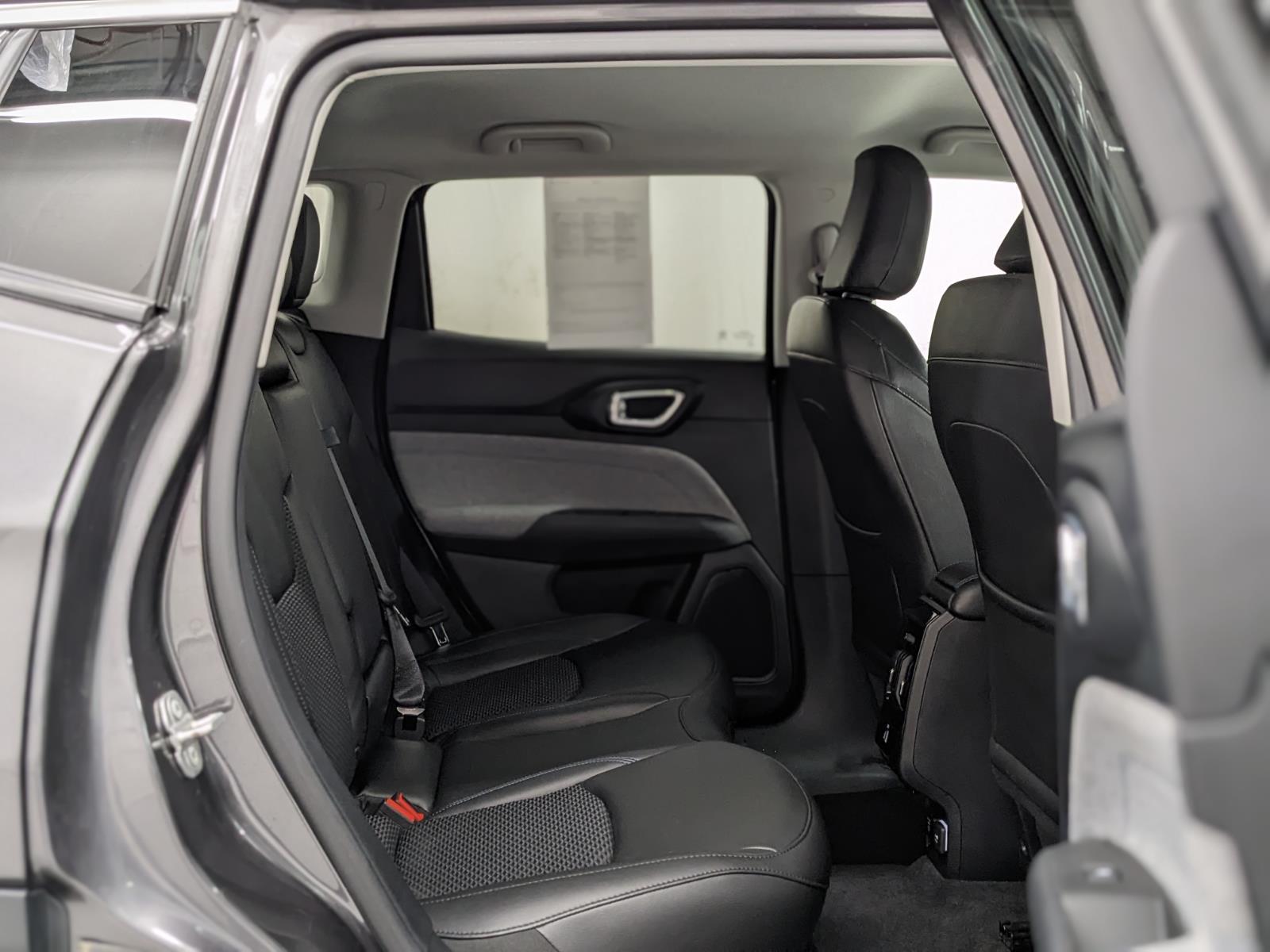 Vehicle image 21 of 31