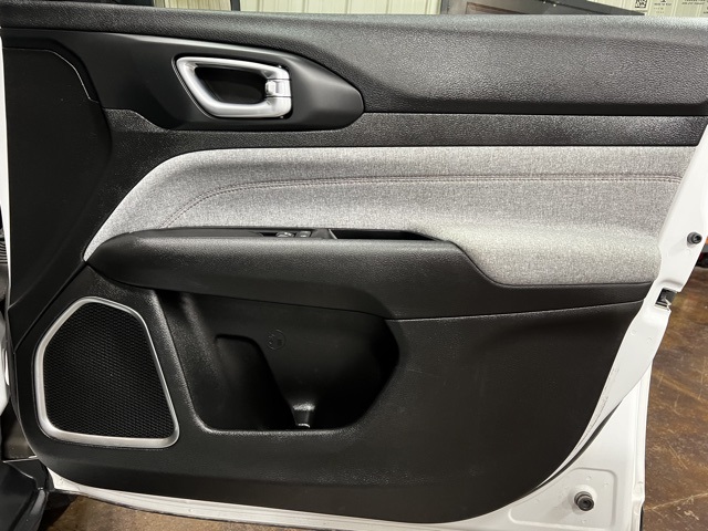 Vehicle image 27 of 46