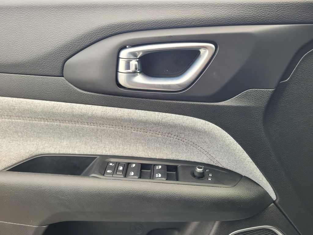 Vehicle image 16 of 22