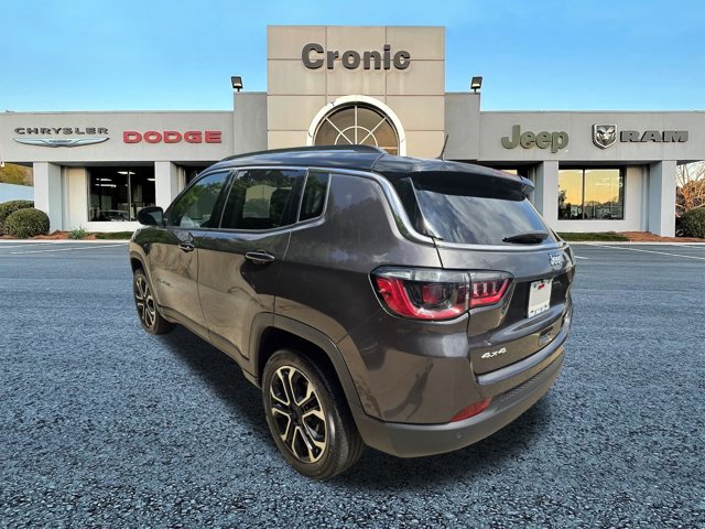 Vehicle image 10 of 39