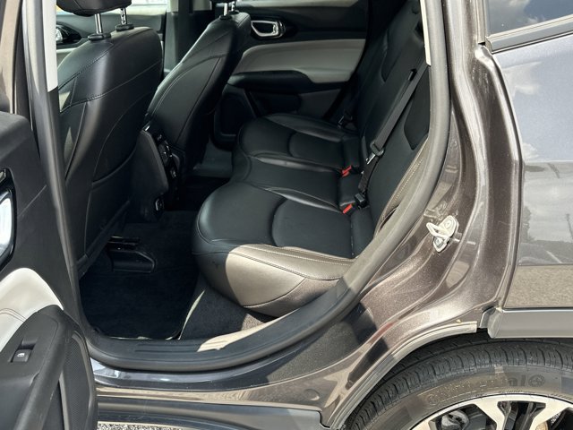 Vehicle image 27 of 39