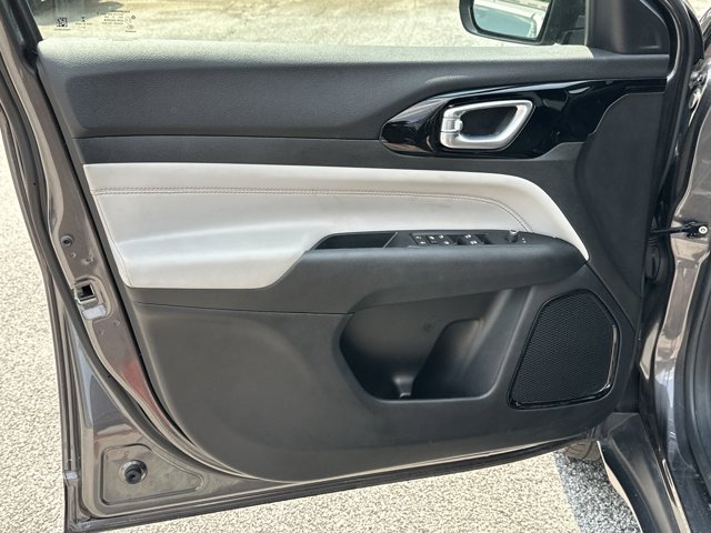 Vehicle image 16 of 39