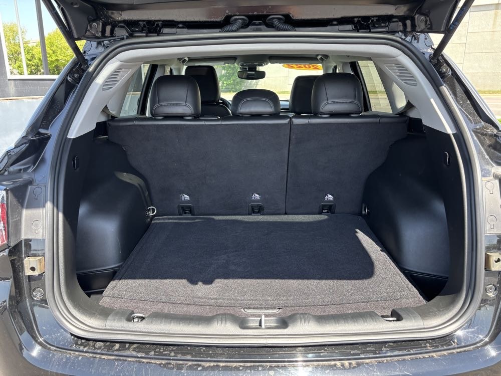 Vehicle image 33 of 35