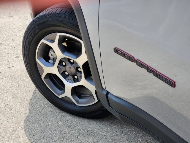 Vehicle image 21 of 28