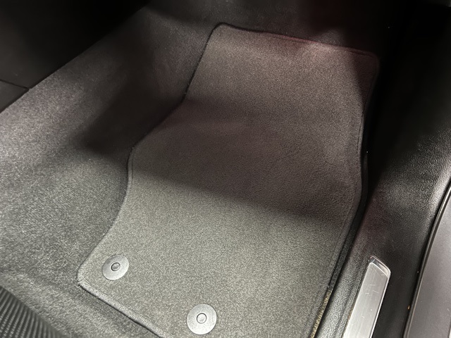Vehicle image 33 of 52