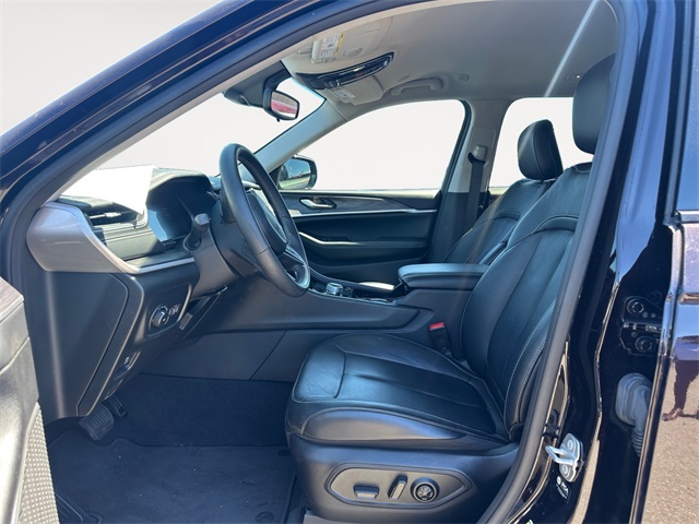 Vehicle image 16 of 32