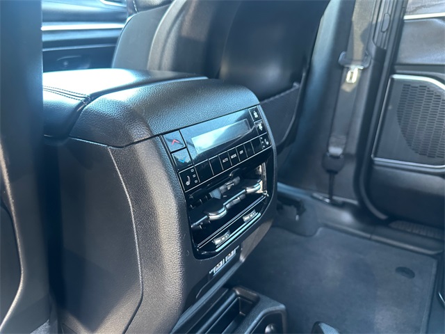 Vehicle image 28 of 32