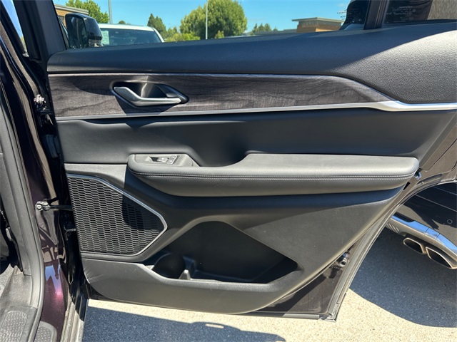 Vehicle image 24 of 32