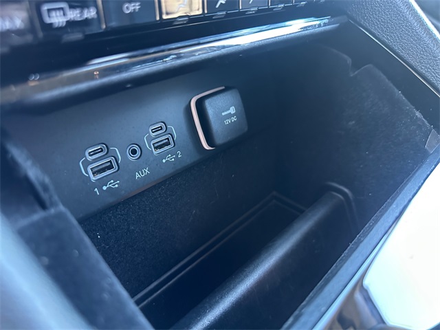 Vehicle image 25 of 32