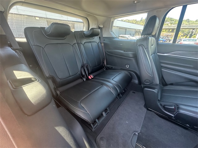Vehicle image 13 of 32