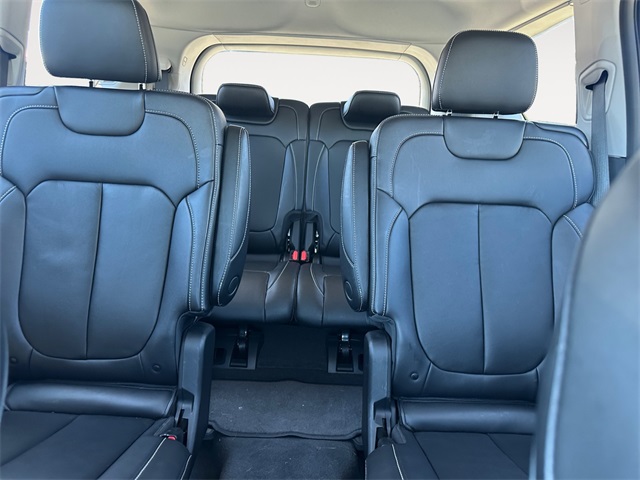 Vehicle image 18 of 32