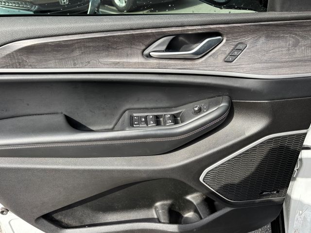 Vehicle image 15 of 18