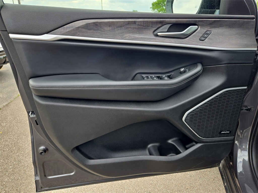 Vehicle image 29 of 40