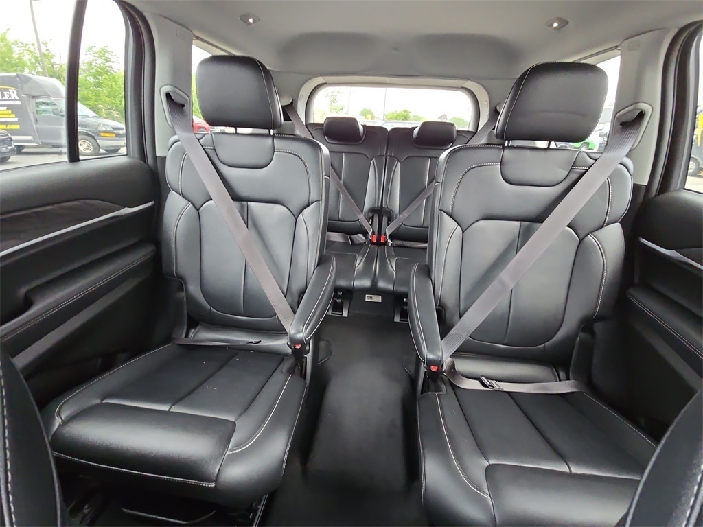 Vehicle image 17 of 40