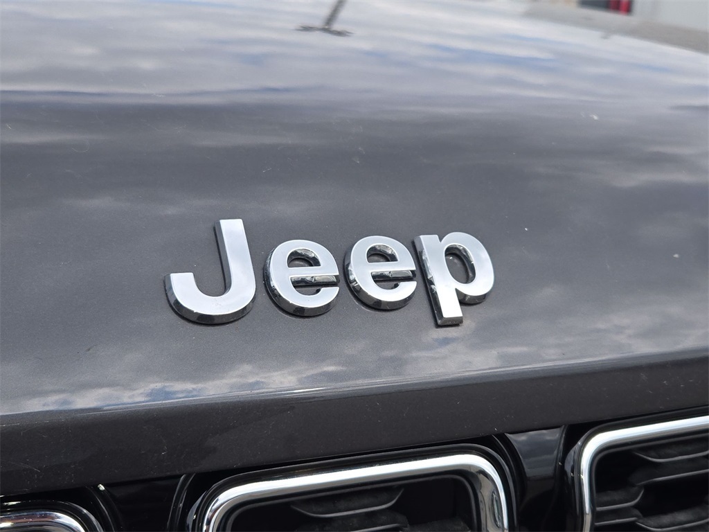 Vehicle image 36 of 40