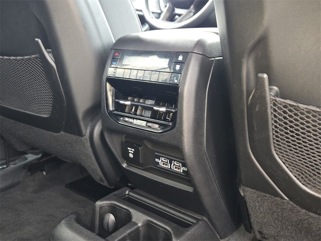 Vehicle image 33 of 40