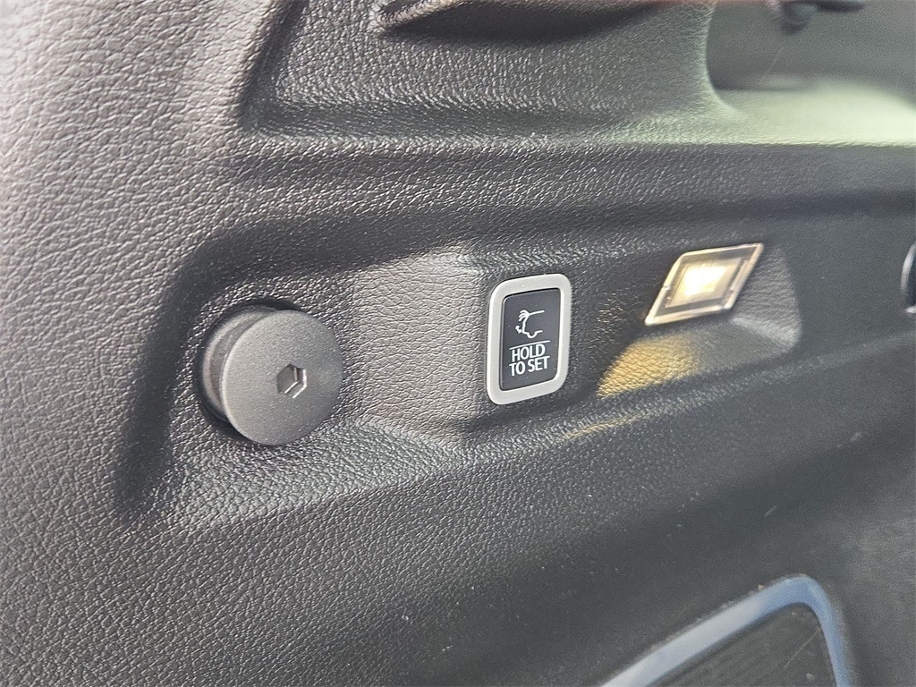 Vehicle image 32 of 40