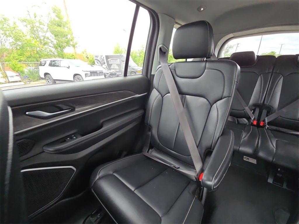 Vehicle image 16 of 40