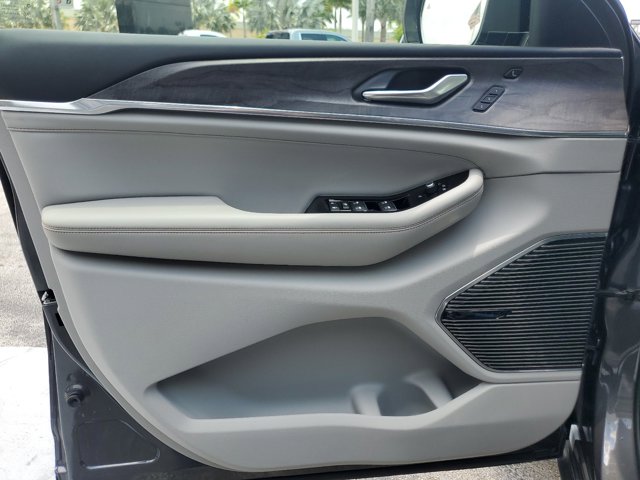 Vehicle image 25 of 31