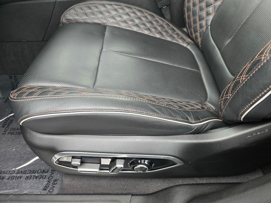 Vehicle image 21 of 25