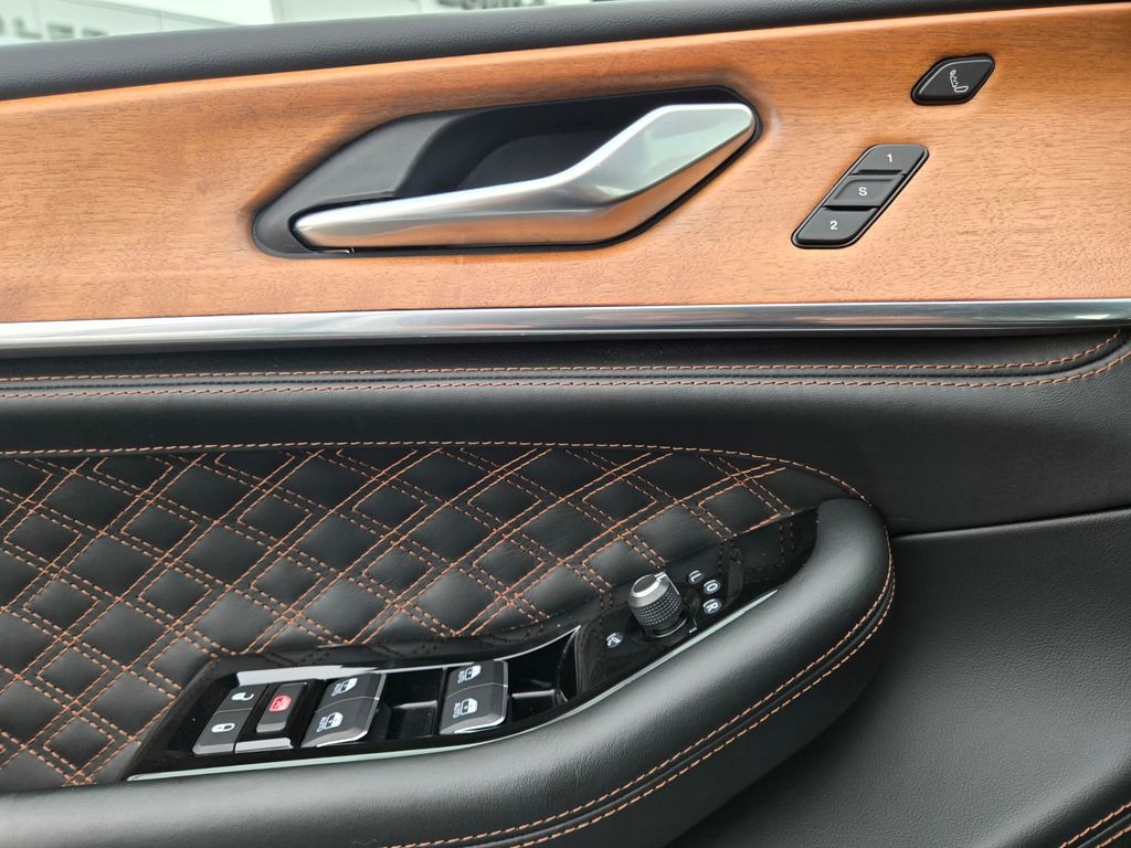 Vehicle image 18 of 25
