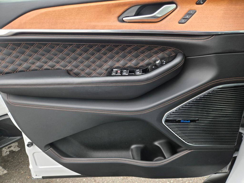 Vehicle image 17 of 25