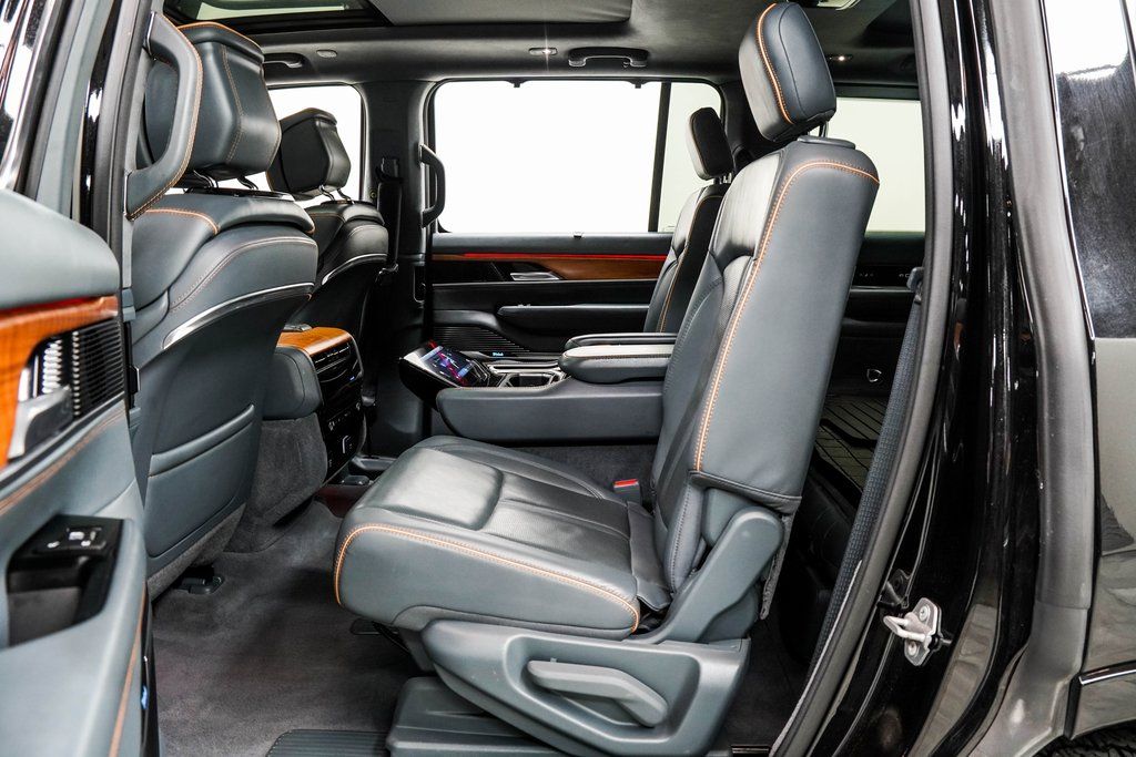 2022 Jeep Grand Wagoneer Series II Image 12 of 49