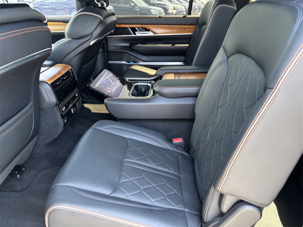 Vehicle image 34 of 40