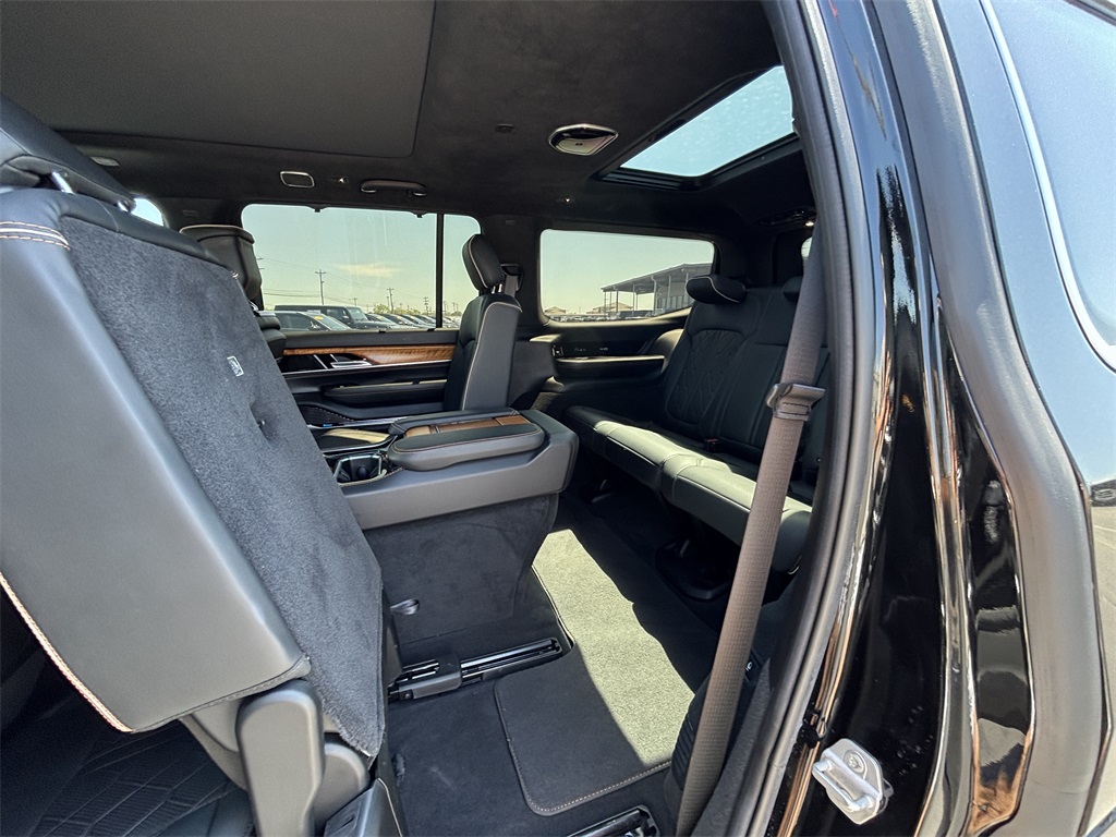 Vehicle image 37 of 40