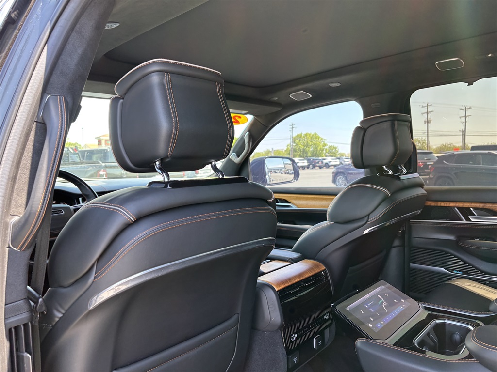 Vehicle image 33 of 40
