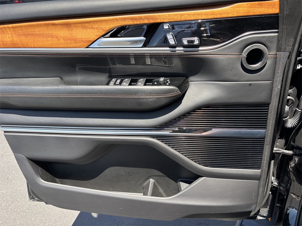 Vehicle image 25 of 40