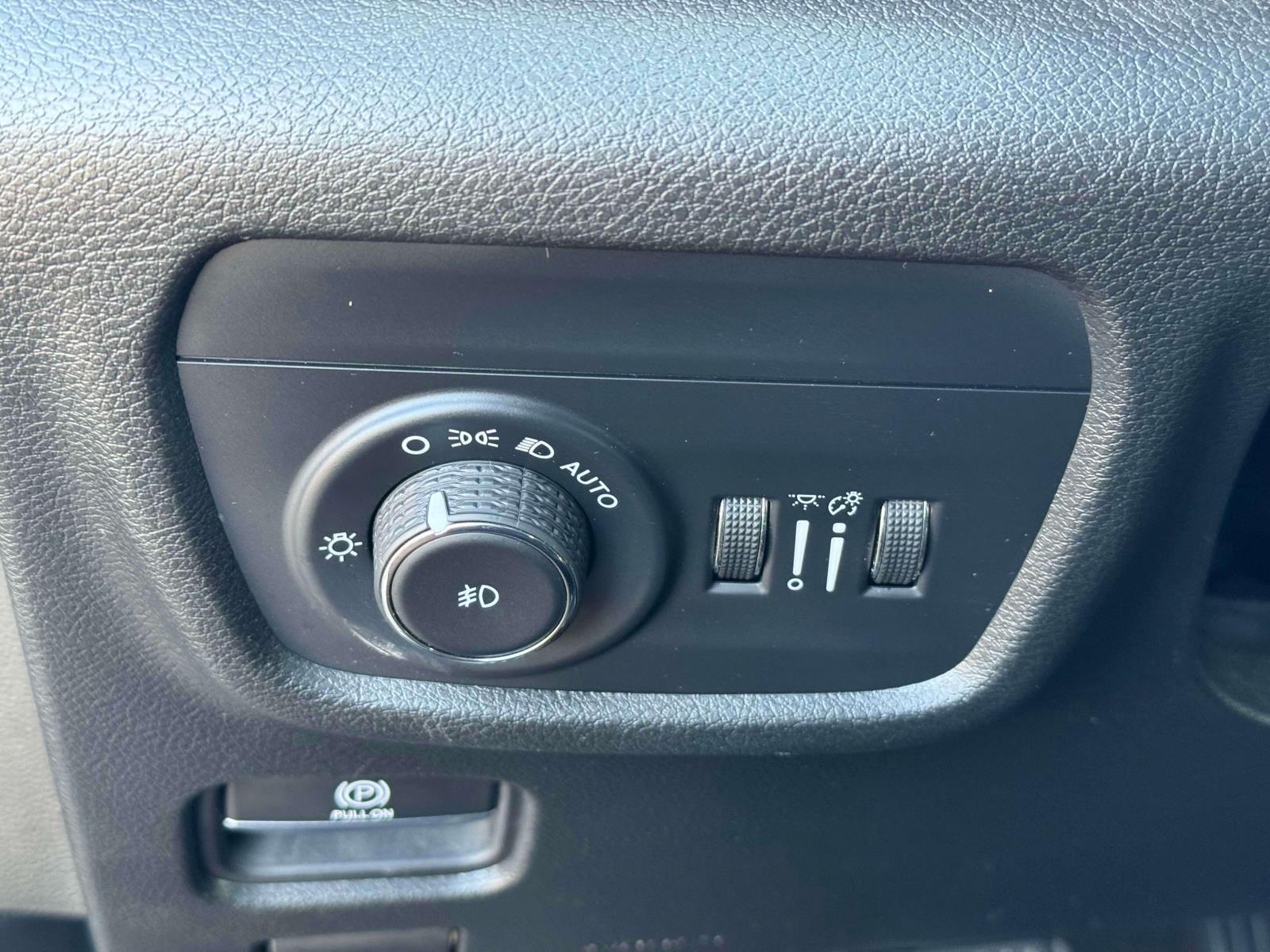 Vehicle image 21 of 38