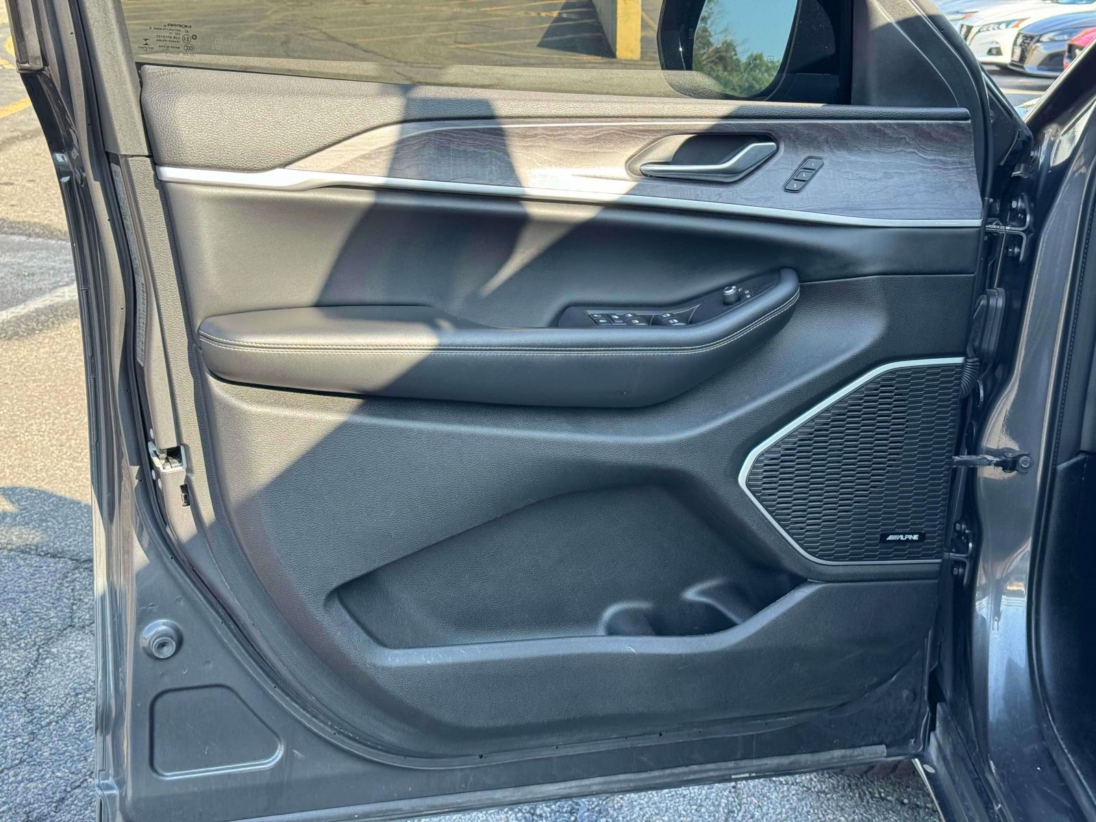 Vehicle image 19 of 38