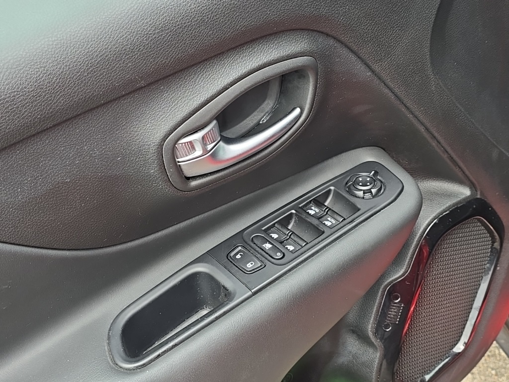 Vehicle image 8 of 22